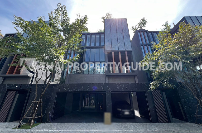 House with Private Pool for rent in Srinakarin